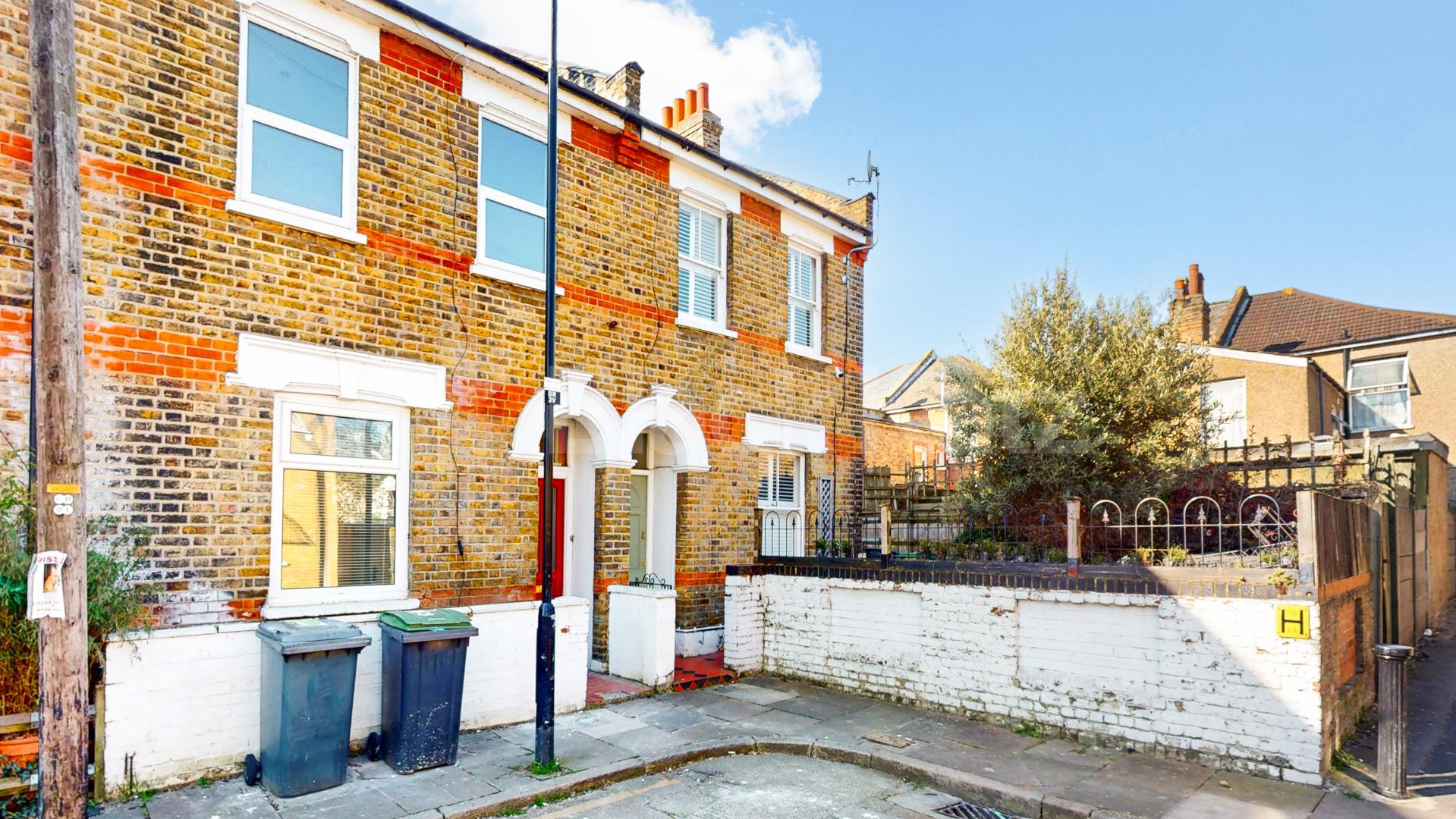 Newly refurbished 4 bedrrom house with garden mins to tube & shops Baronet Grove, Tottenham